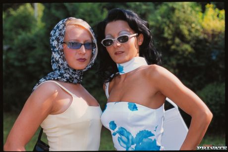 Lesbiske mødre Gina Blonde og Sandra Luberc slikker hinanden i fisse