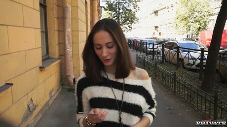 Sød russisk skønhed Aruna Aghora får en grundig dicking efter en fisse slikning