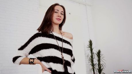 Sød russisk skønhed Aruna Aghora får en grundig dicking efter en fisse slikning