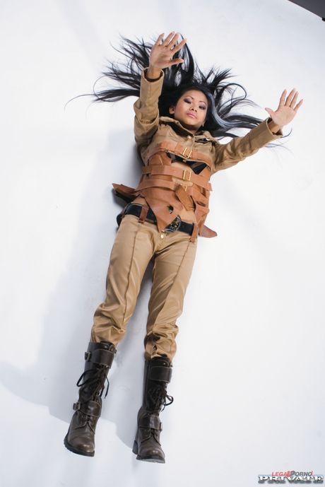 アジア人ママのプリバは、巨根とのセックス中に天使の羽を披露する