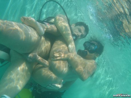 Priva 的大奶和陰戶在泳池裡被黑人幹了