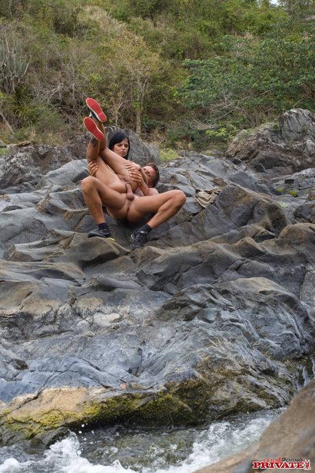 黑髮色情明星 Black Angelika 在戶外被舔著剃光的陰部