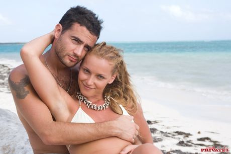 Blond tjekkisk babe med en lækker røv Kathy Campbel bliver kneppet på stranden