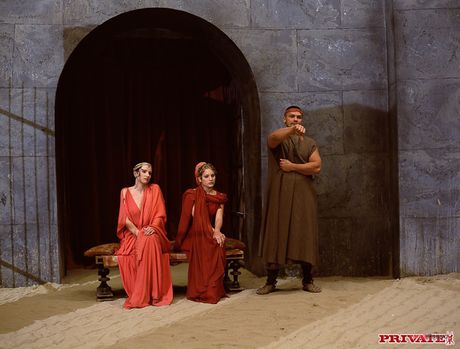 性感黑髮女郎 Petra Short 和 Diane 被兩名角鬥士雙重操