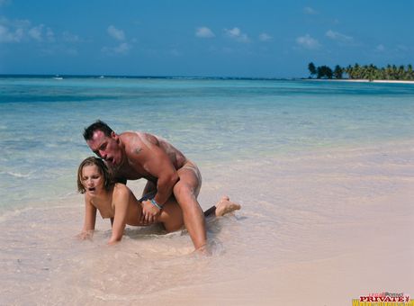 ハンガリーの美女ペトラ・ショートがビーチで犯され、射精される