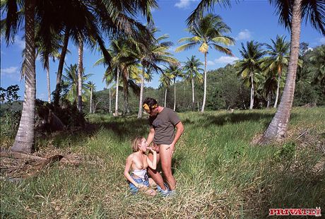 ハンガリーの熟女ペトラ・ショートが茂みの中で犯され顔射される