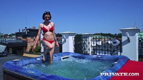 P: 紋身俄羅斯美女麥迪遜奎因在屋頂露台上與一名黑人男子發生性關係