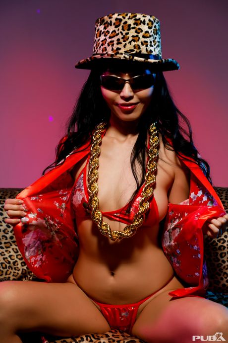 アジア人モデルのマリカ・ハセが大きな胸を披露し、ソロでポーズをとる