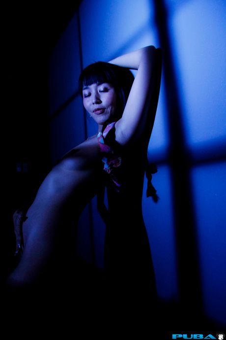 ベイブマリカ・ハセはソロで彼女の硬いおっぱいと毛のない猫を強調します