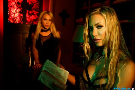 金髪レズビアンのアリックス・リンクスとニコール・アニストンがソファでセックスをする