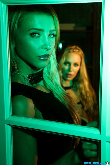 金髪レズビアンのアリックス・リンクスとニコール・アニストンがソファでセックスをする