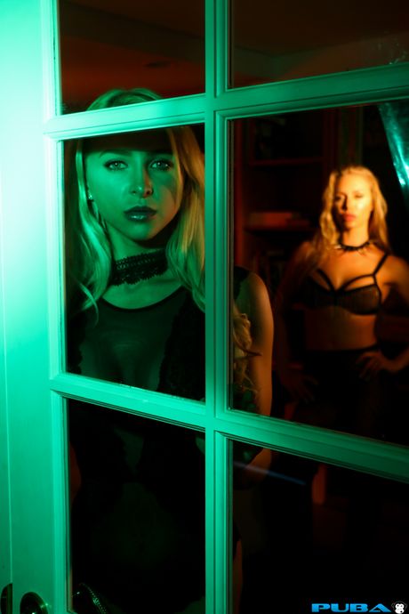 Blonde lesbiske Alix Lynx og Nicole Aniston tager sorte kjoler af for at posere nøgen