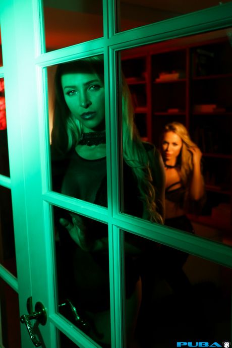 Blonde lesbiske Alix Lynx og Nicole Aniston tager sorte kjoler af for at posere nøgen