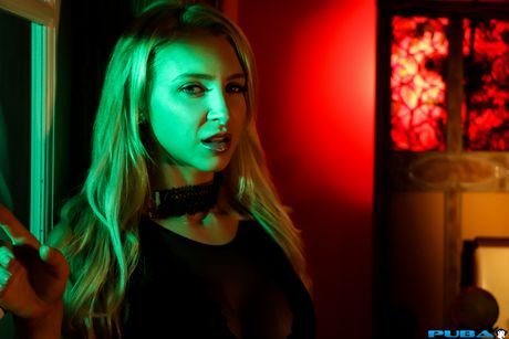 Blonde lesbiske Alix Lynx og Nicole Aniston tager sorte kjoler af for at posere nøgen