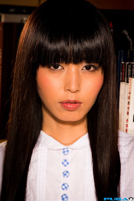 ゴージャスなアジア人女優、マリカ・ハセが網タイツ姿でポーズを取り、自慰行為をする