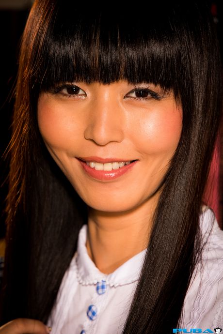 ゴージャスなアジア人女優、マリカ・ハセが網タイツ姿でポーズを取り、自慰行為をする