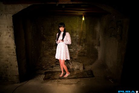 アジア人形マリカ・ハセが地下室で縛られ玩具にされる