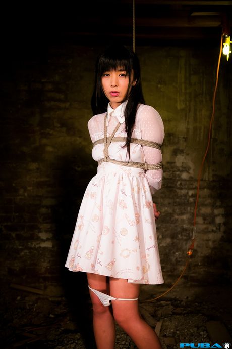 アジア人形マリカ・ハセが地下室で縛られ玩具にされる