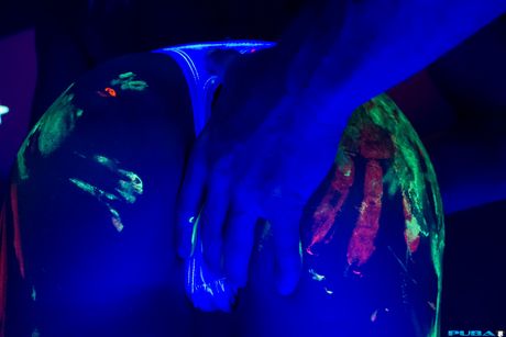 金髪のカプリ・カバーニは暗い部屋で巨根男とハードコアセックスを楽しむ