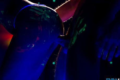 金髪のカプリ・カバーニは暗い部屋で巨根男とハードコアセックスを楽しむ