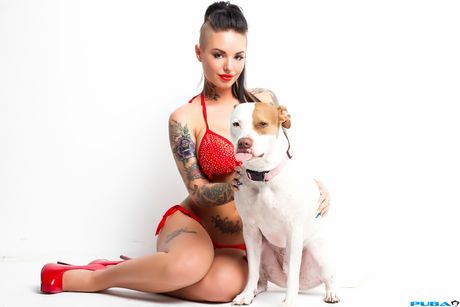 Den tatoverede amerikanske model Christy Mack stripper sin røde bikini og fremhæver sine store bryster