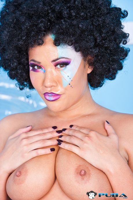 アジアのキュートなロンドン・キーズはビキニを脱いでオマンコを弄ぶ