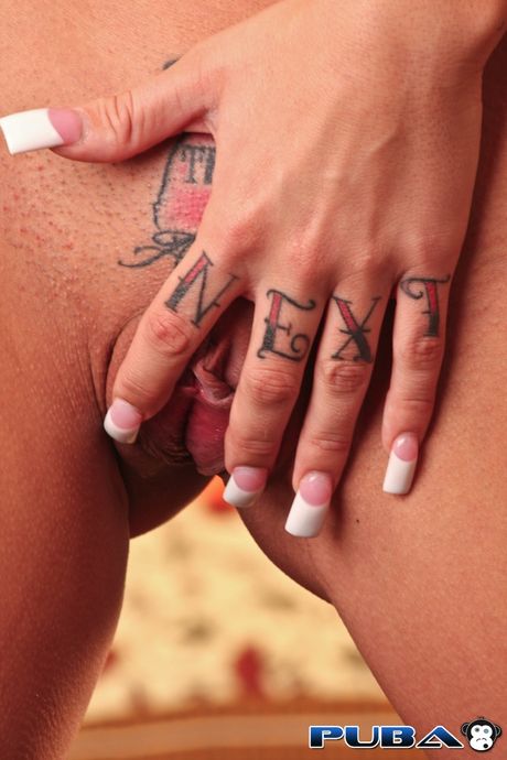 Brunette amerikanske skønhed Mason Moore viser sine fantastiske bryster frem og poserer solo