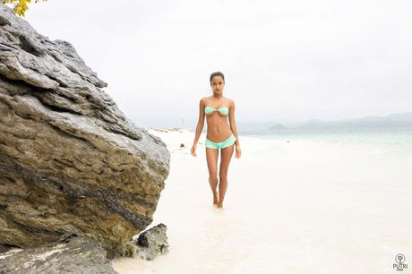 頭等艙 Putri Cinta 脫下比基尼擺姿勢