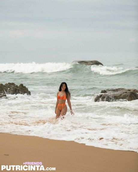 Lækker indonesisk sødme Putri Cinta viser sine små bryster og røv solo