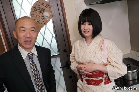 亞洲寶貝 Mari Koizumi 的陰部被一個淫蕩的男人戲弄和操弄