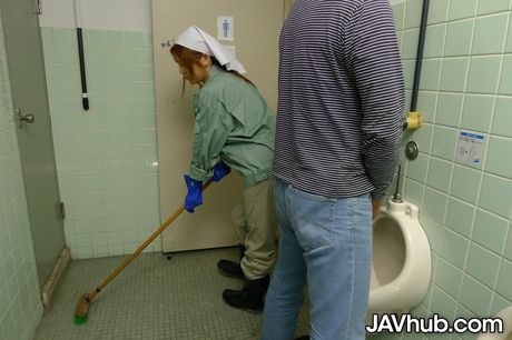 亞洲護士 Maki Koizumi 被醫生操嘴和陰戶