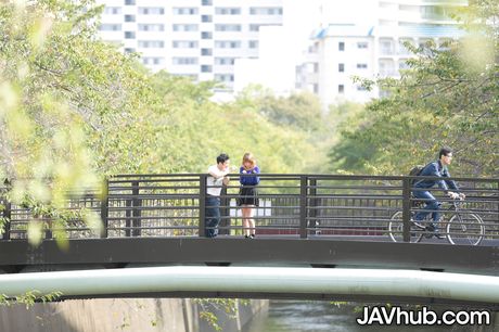 Lækker asiatisk teenager Fu Sazanami viser sine små bryster og poserer udendørs