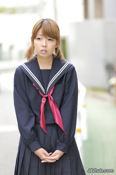 棕色眼睛的日本寶貝在臥室裡脫衣服擺姿勢