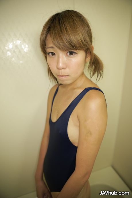 棕色眼睛的日本寶貝在臥室裡脫衣服擺姿勢