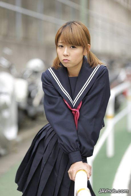 Brunøjede japanske babe stripper og poserer i sit soveværelse