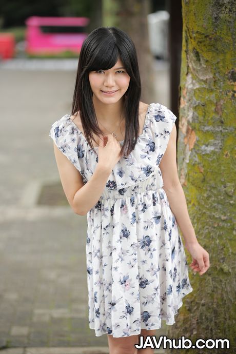 アジアのティーン、間宮つくしが素敵なおっぱいを露わにし、裸の姿を披露