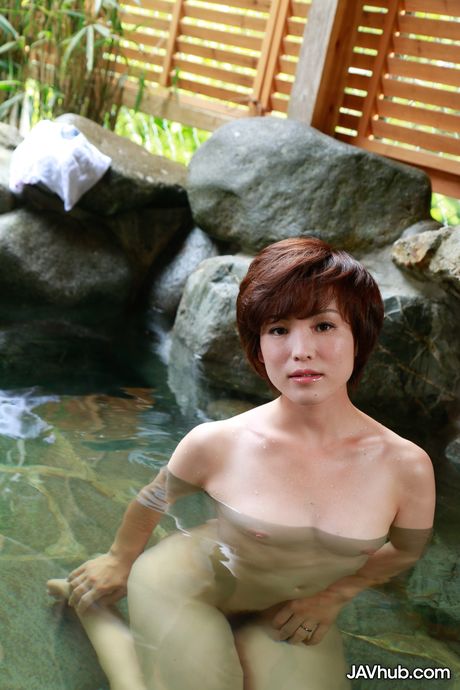 亞洲熟女 Hasumi 在泳池中露出小乳房並展示完美身材