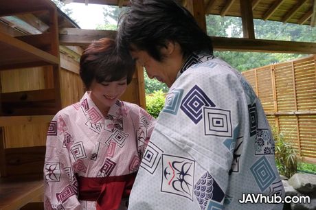 アジア人熟女蓮見はシャワーでオマンコを舐められ、犯される