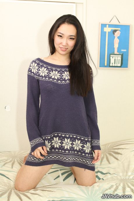 Asiatisk søde Sanae Momomi stripper og viser sine fantastiske meloner og sin glatbarberede fisse frem