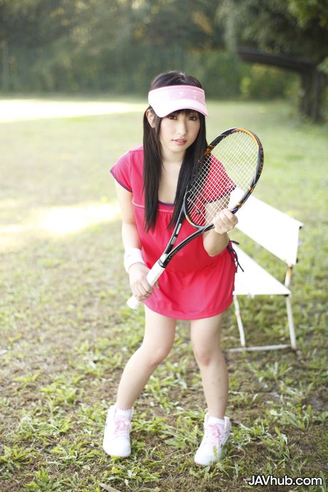 Den lækker tennisspiller Arisa Arisal stripper og viser sin tykke røv udendørs