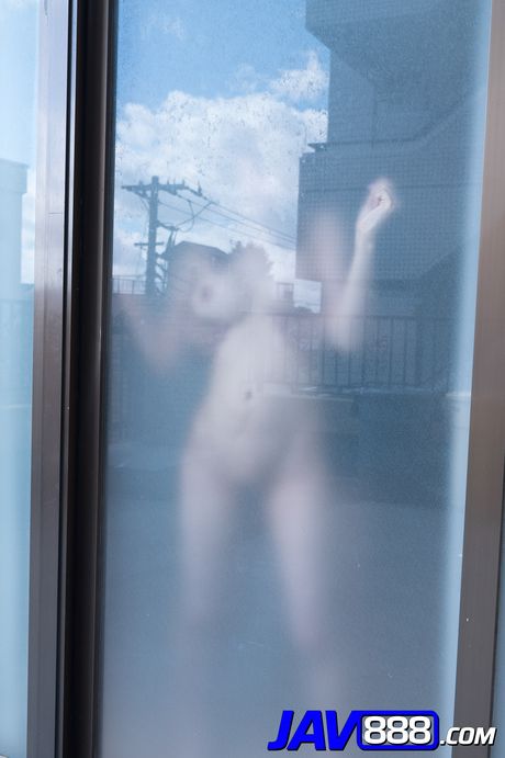 亞洲女孩 Makoto Yuki 的陰部被一個淫蕩的男人舔舐和操弄