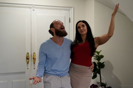 ブルネットのアメリカ人、ギリシャ人の熟女シーナ・ライダーがソファで少年とセックスする