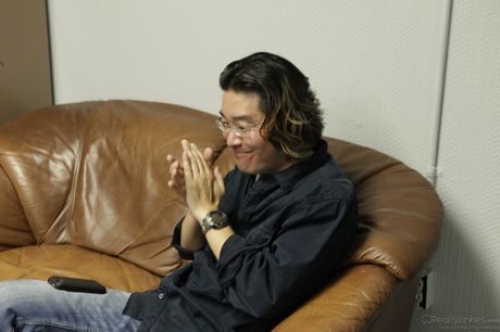 性感的美國黑髮美女凱蒂·聖艾夫斯脫掉衣服，露出乳房