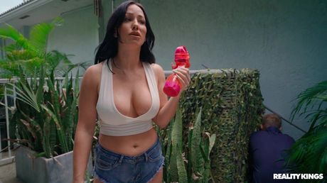 Mørkhåret MILF Jennifer White har sex med en reparatør i sit køkken