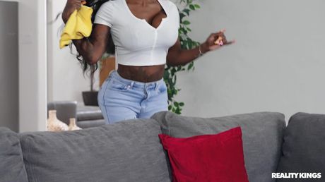 當黑人魔女 (Ebony Mystique) 正在打掃房間時，繼子突然勃起