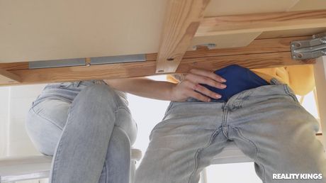 ベイブ・オハナ・プチは床で彼女のオマンコにプラグを差し込まれる