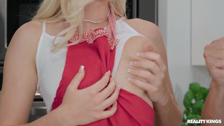 Blond amerikansk søde Kay Lovely har samleje i et køkken