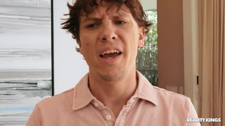 金髮美國美女 Lily Larimar 與男孩做愛時佔據上風