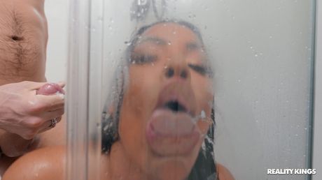 黒髪のラテン系ルナ・スターは熱いセックスの後、大きなメロンを精液で覆われる