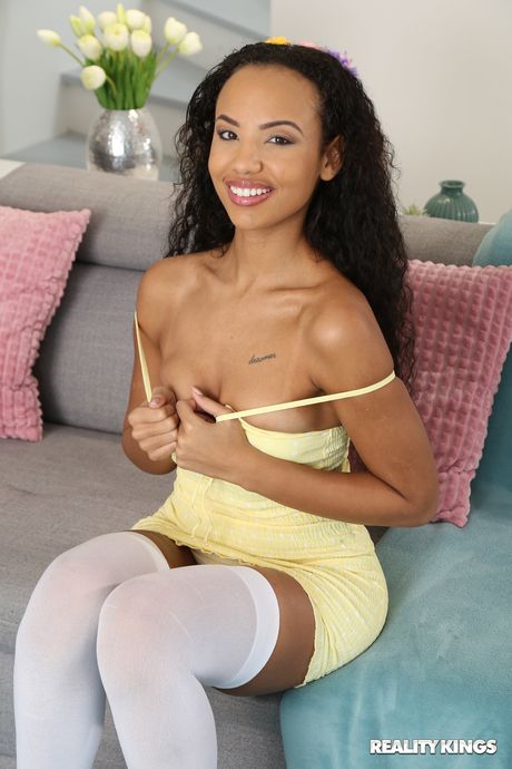 黑髮少女羅米·印第與白人男孩發生性關係